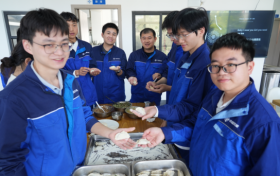 小手拉大手 暖冬饺韵浓