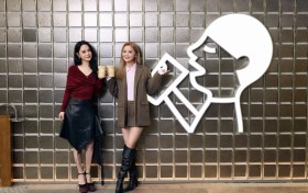 Twins現身喜茶香港K11 ART MALL門店,聯合共創限定飲品「黑松露炒蛋英紅」