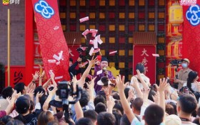 撒喜签送好运，米连旗下伊对APP在河头老街与游客共度七夕